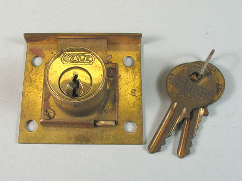 Keyed alike cabinet/drawer lock with 2 keys